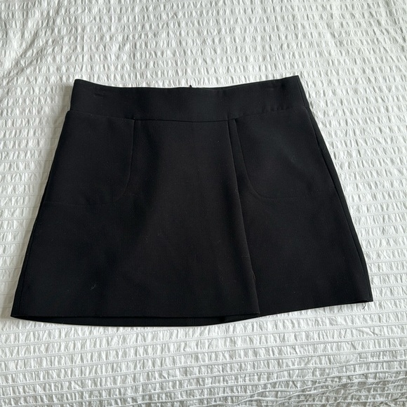 Black mini skirt - Picture 1 of 3
